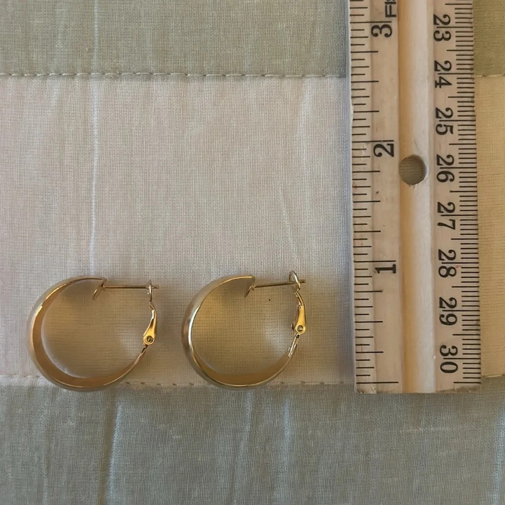 Set of 3 gold hoop earrings - Picture 10 of 10